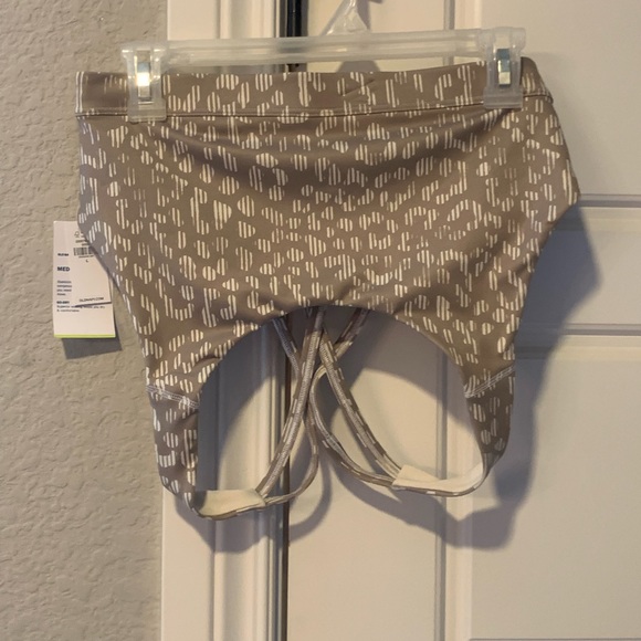 New with tags! Old navy elevate leggings with matching sports bra - Picture 3 of 3